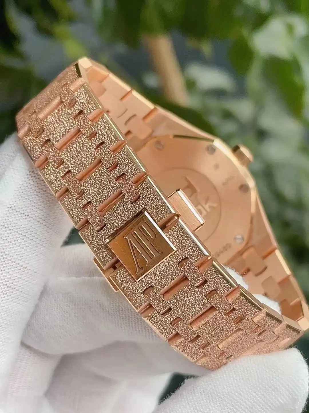 Audemars Piguet Royal Oak Frosted Gold Quartz Gold 67653OR.GG.1263OR.02 - view 7