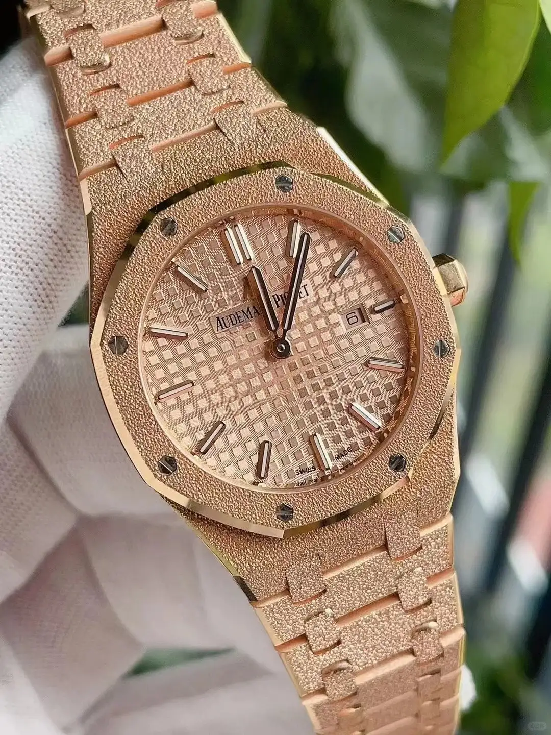 Audemars Piguet Royal Oak Frosted Gold Quartz Gold 67653OR.GG.1263OR.02 - view 3